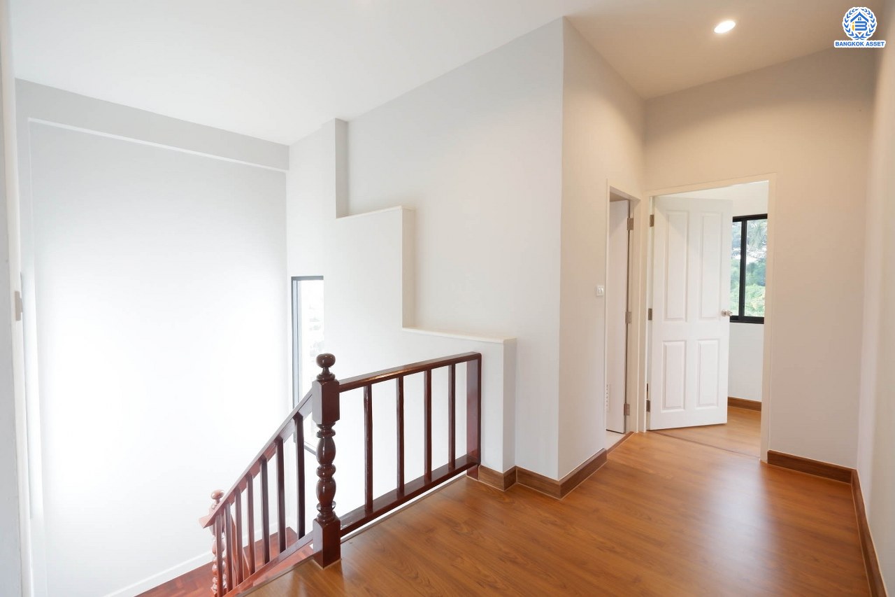 บ้านมือสองตกแต่งใหม่ โครงการ ซอยบรมราชชนนี60 เนื้อที่ 69.3 ตร.ว. พื้นที่ใช้สอย 236 ตร.ม. ฟังก์ชัน 3 ห้องนอน 3 ห้องน้ำ จอดรถได้ 2 คัน บนทำเลเดินทางสะดวก เชื่อมต่อหลายเส้นทาง  ใกล้เซ็นทรัลปิ่นเกล้า และทางคู่ขนานลอยฟ้าบรมราชชนนี